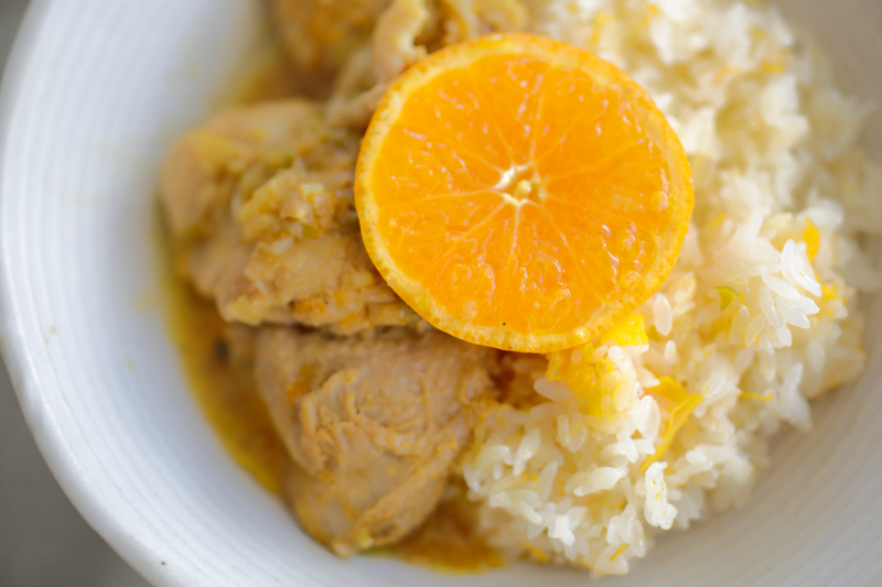 みかんの輪切りと絞り汁をたっぷり入れた、まりこさんの力作「みかんカレー」。ほどよい酸味と甘みが食欲をそそる逸品です。