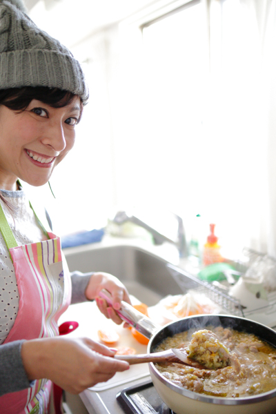 いつも笑顔ではつらつとしているまりこさんの周りには、自然と人が集まる。