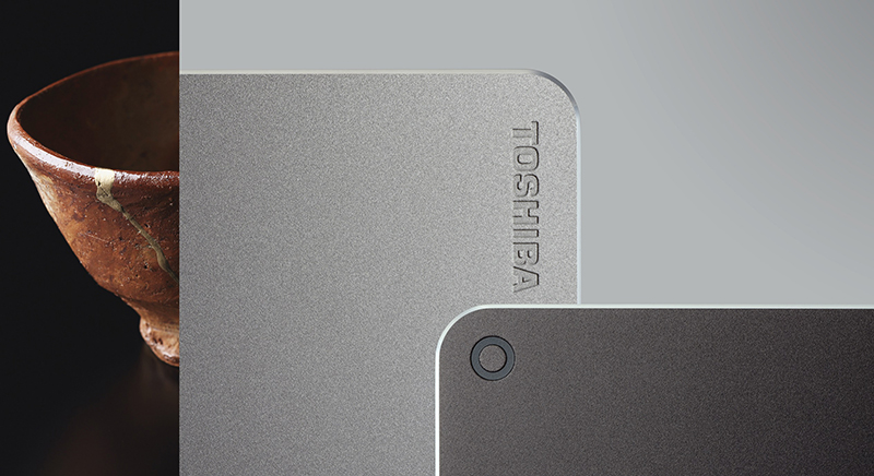 ボディには放熱性と堅牢性に優れるアルミニウム素材を採用。表面にブラスト加工とアルマイト処理を施すことで、アルミの素材感を活かしている