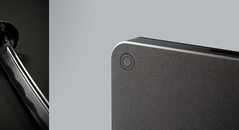 ボディ天面のエッジ部は、手に持った際のホールド感を考慮し、ダイヤカット加工で斜めにカット。日本刀のようにまぶしく光り、きらびやかな印象を与えるという