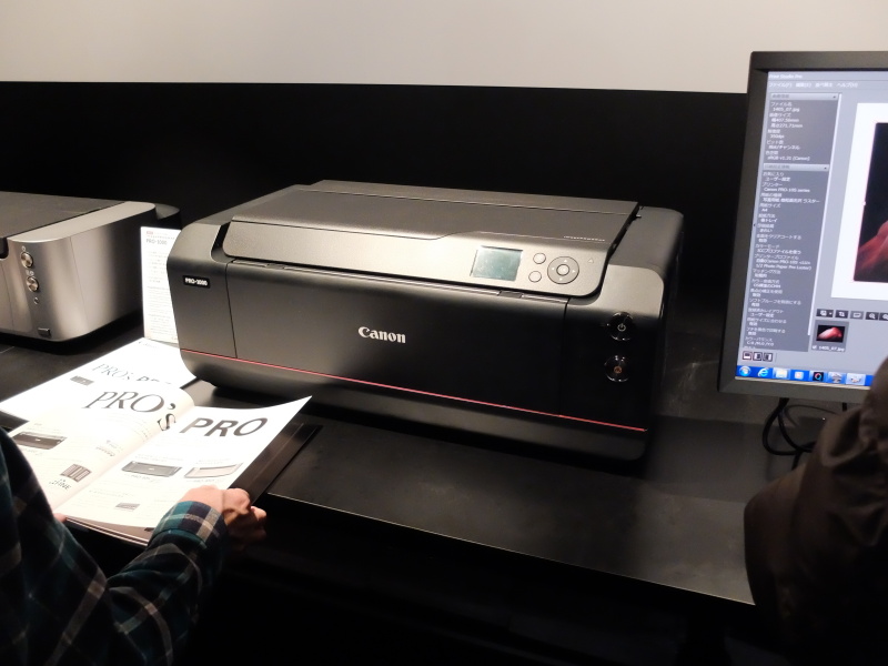 A2出力に対応したプロ向けのインクジェットプリンター<a href="http://dc.watch.impress.co.jp/docs/news/20160216_743773.html" class="n" target="_blank">imagePROGRAF PRO-1000</a>