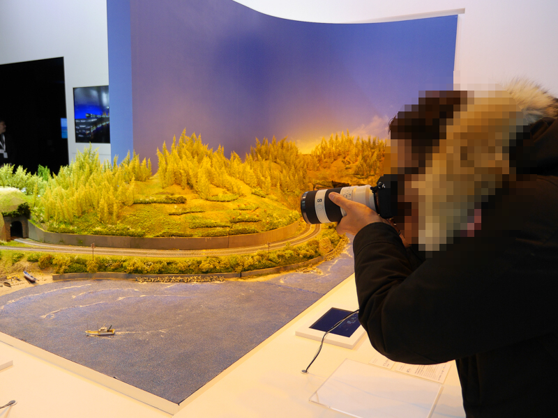 望遠レンズで鉄道模型を撮影できるコーナーも