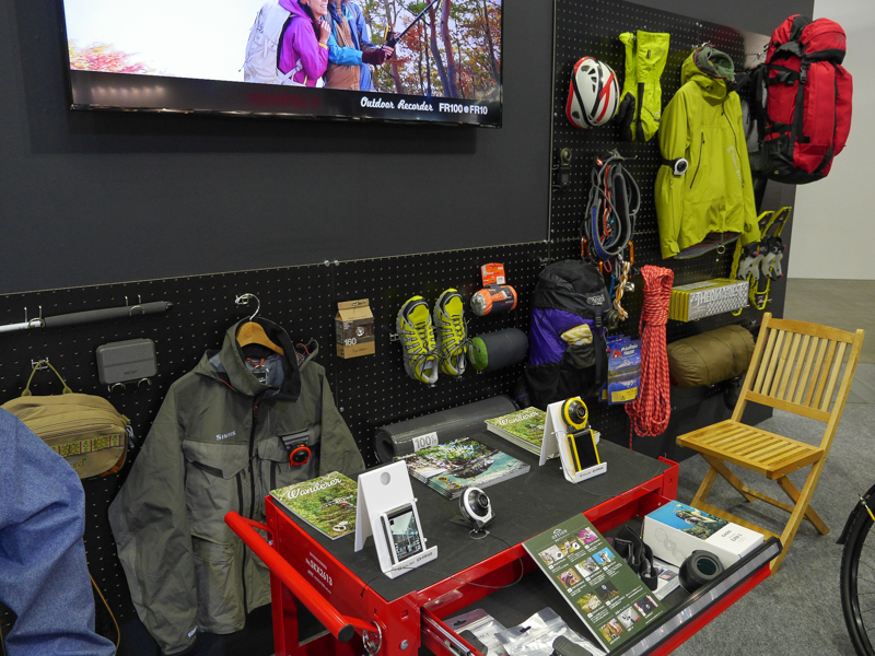 アウトドアでの使用をアピールした展示を行っていた