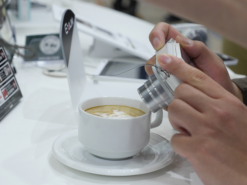 ラテアートを撮影するという珍しい趣向が凝らされていた