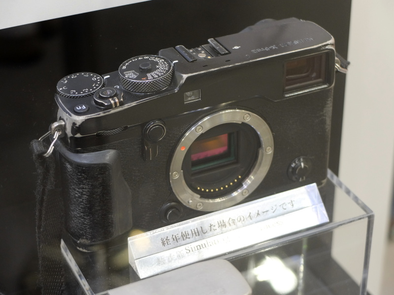 長年使い込んだ場合のシミュレーションが展示されていた。マグネシウムの地肌が出て、チタン外装のカメラボディを使い込んだような渋い風合いに見える