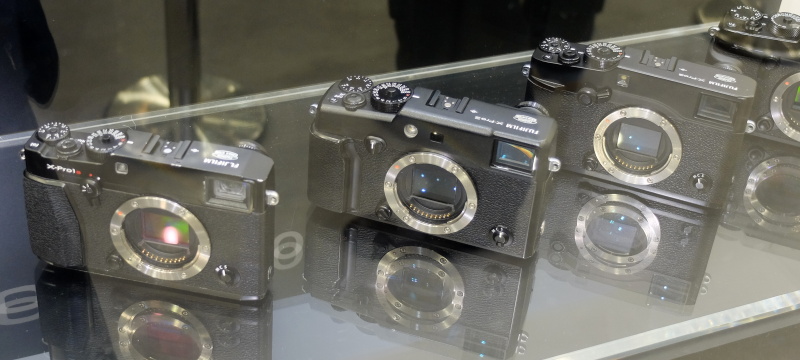 X-Pro1からX-Pro2に至るまでの外観デザイン途中経過（左→右）。変化して、また戻ってきたことがわかる。一番左は機種名が「X-Pro1s」となっているのも見逃せない