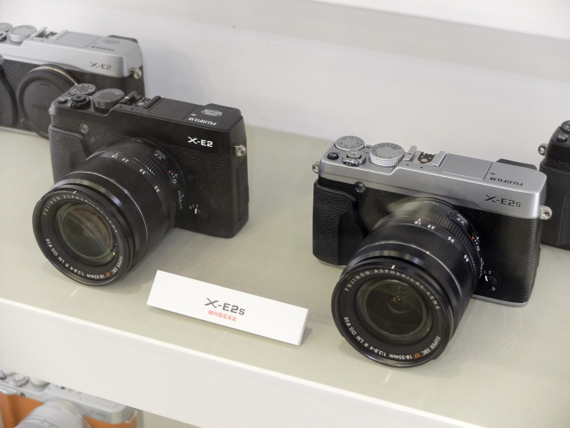 国内未発表の「X-E2s」の姿がケース内にあった。引き続き国内発売は未定で、今回は手に取ることもできない