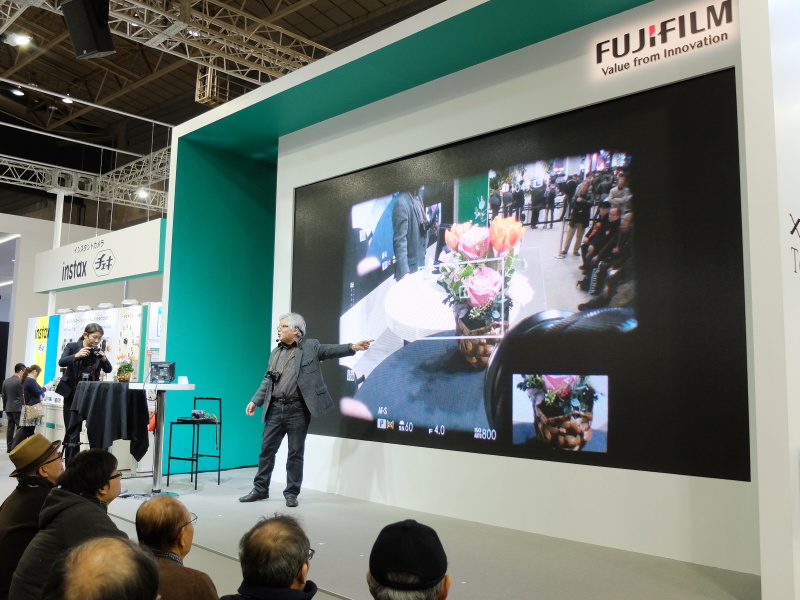 赤城耕一氏によるX-Pro2トークショーが行われていた。アドバンストハイブリッドマルチビューファインダーの「OVF+小窓EVF」といった使いこなしも解説