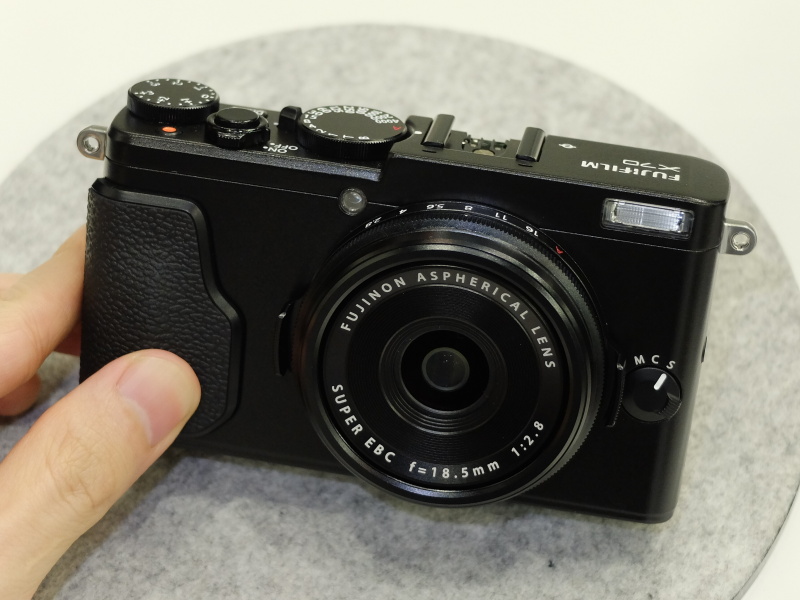 FUJIFILM X70。<a href="http://dc.watch.impress.co.jp/docs/review/newproduct/20160210_742333.html" class="n" target="_blank">本誌の新製品レビューはこちら</a>