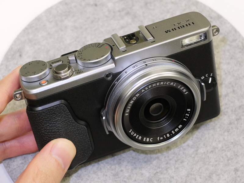 FUJIFILM X70のシルバー