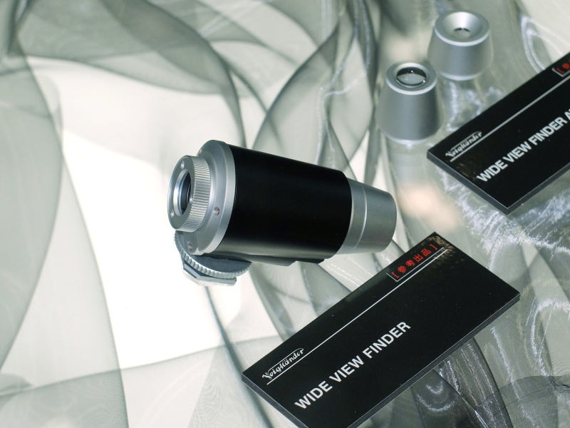 参考出品の「WIDE VIEW FINDER」。写真では10mm用アタッチメントが付いており、右上は左から同15mm、12mm用