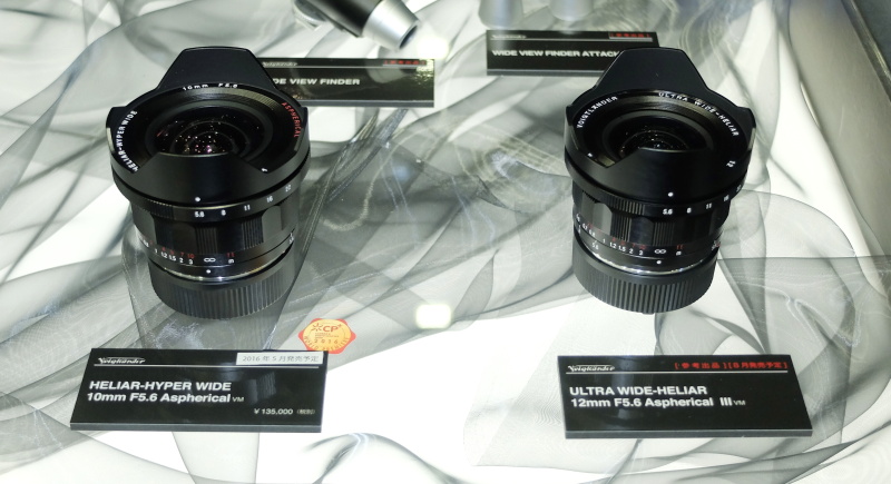 VMレンズの「HELIAR-HYPER WIDE 10mm F5.6 Aspherical」（税別13万5,000円、5月発売）と、参考出品の「ULTRA WIDE-HELIAR 12mm F5.6 Aspherical III」（8月発売予定）