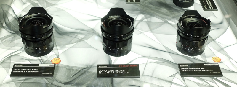 ソニーEマウント用の「HELIAR-HYPER WIDE 10mm F5.6 Aspherical」（税別15万5,000円、5月発売）、参考出品の「ULTRA WIDE-HELIAR 12mm F5.6 Aspherical III」（8月発売予定）、「SUPER WIDE-HELIAR 15mm F5.6 Aspherical III」（税別11万5,000円、4月発売）