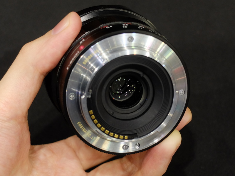 Eマウントレンズは電子接点を装備