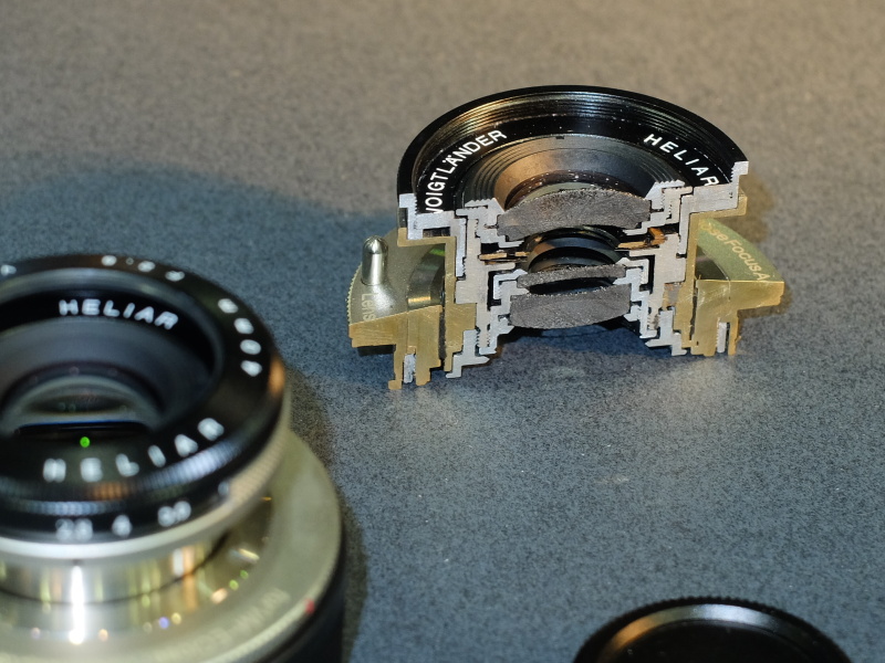 コシナブース毎年の魅力として、全てのレンズ断面が見放題だ