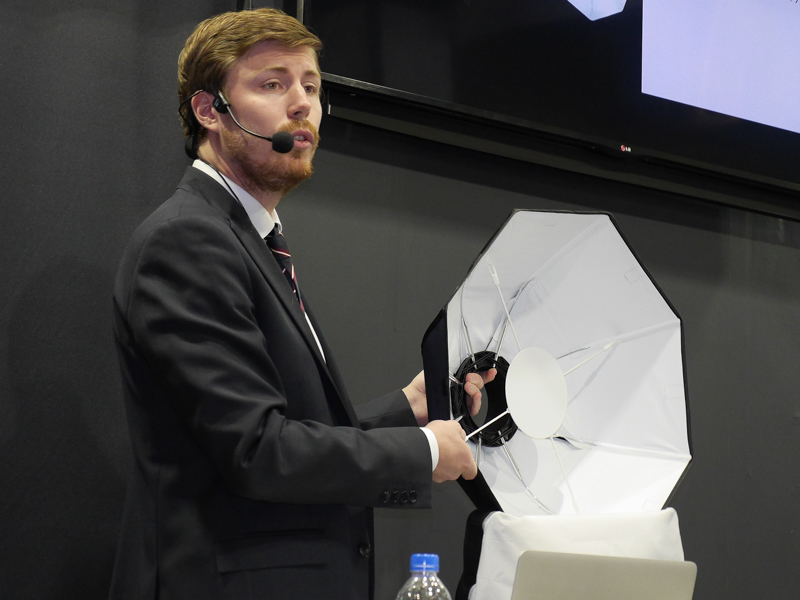 来日したプロフォト本社のプロダクトマネージャー アルバート・ノレリウス氏が新製品を紹介した