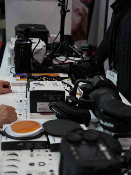 ブースではプロフォト製品が一堂に試せる