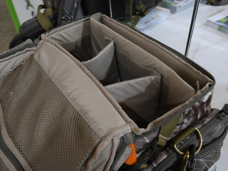 エンデバー900の内部。身体側から蓋が開く