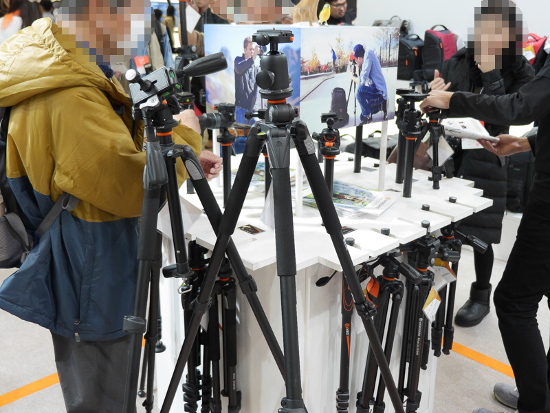 そのほかブースでは三脚やバッグなどを見ることができる