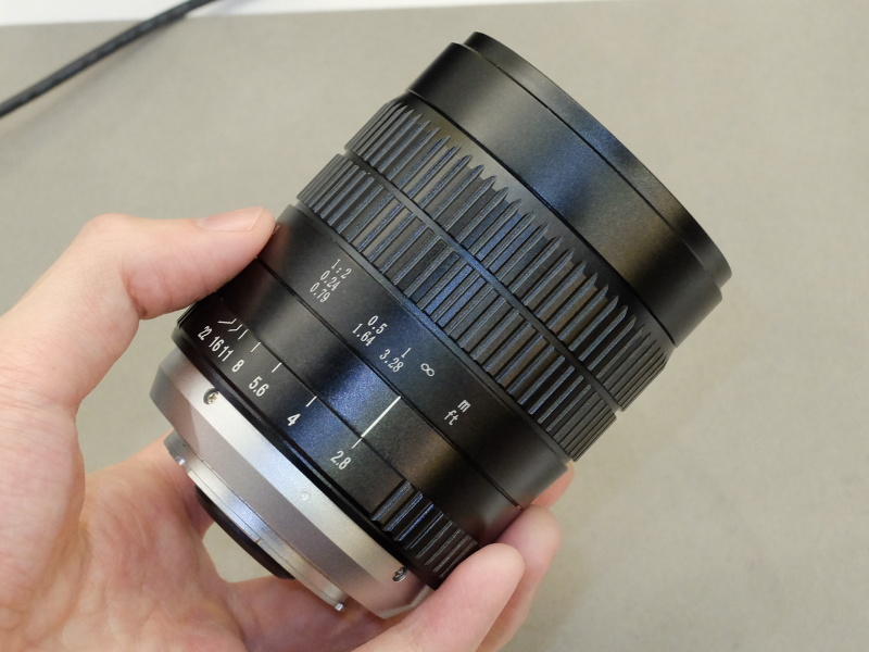 いまどき絞りリングが等間隔でなく、鏡筒内部のカム溝も丸見えという男らしさがたまらない。ほぼこのまま発売される予定だというから、その姿勢もスペック同様に突き抜けている