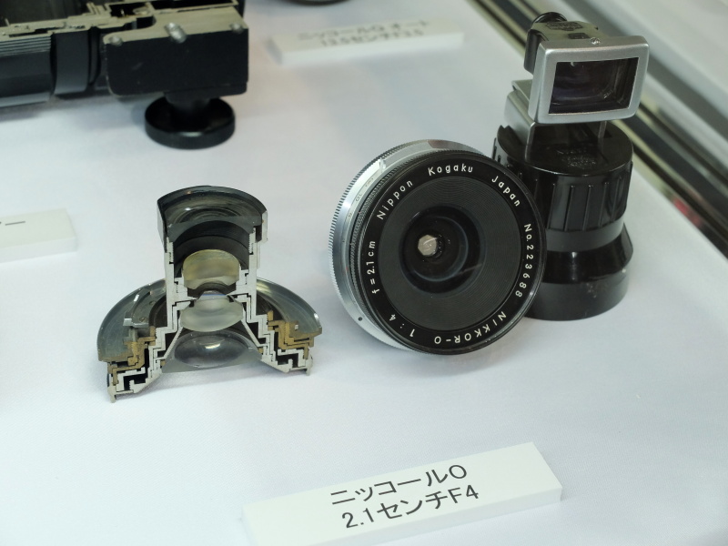 ニッコールO 2.1cm F4。ニコンF用の超広角レンズ。後玉が出ていてミラーアップしないと使えない。外付けファインダーを巻き戻しクランクの部分に取り付ける
