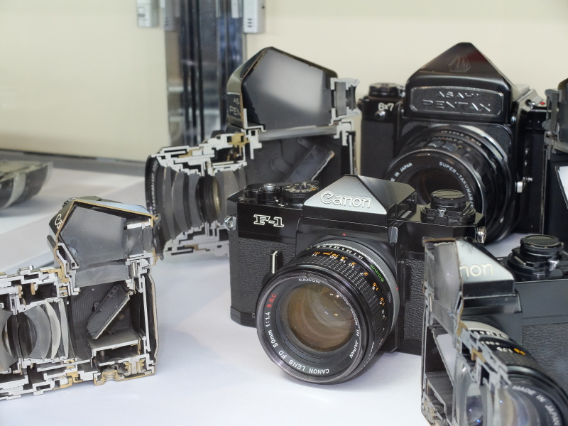 キヤノンF-1とペンタックス67。35mm判に比べ、6×7のミラーは化粧も直せそうな大きさだ