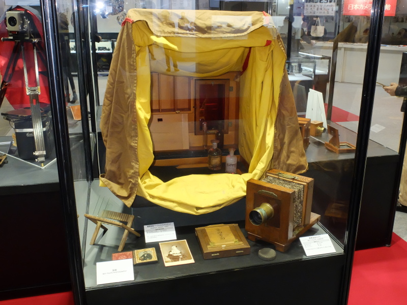 湿板および乾板用の携帯暗室。たたむとトランク型になる