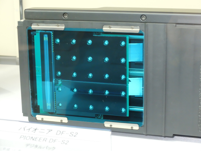 このLEDライトを被写体側に照射してピント合わせを行う