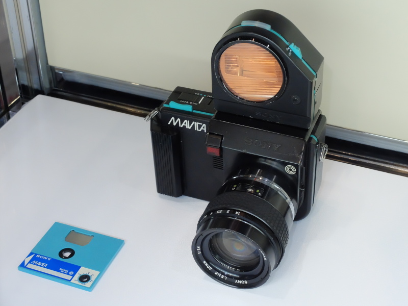 ソニーマビカ試作機（1981年）。ビデオ技術を応用し、28万画素で2インチFDに記録する。スミソニアン博物館と日本カメラ博物館にしか展示がないという