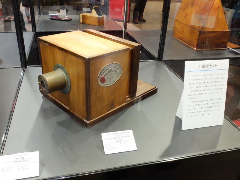 ダゲレオタイプカメラ（銀板カメラ）のレプリカ。半蔵門の日本カメラ博物館には本物が常設展示されているが、CP+会場にはそのレプリカを展示している