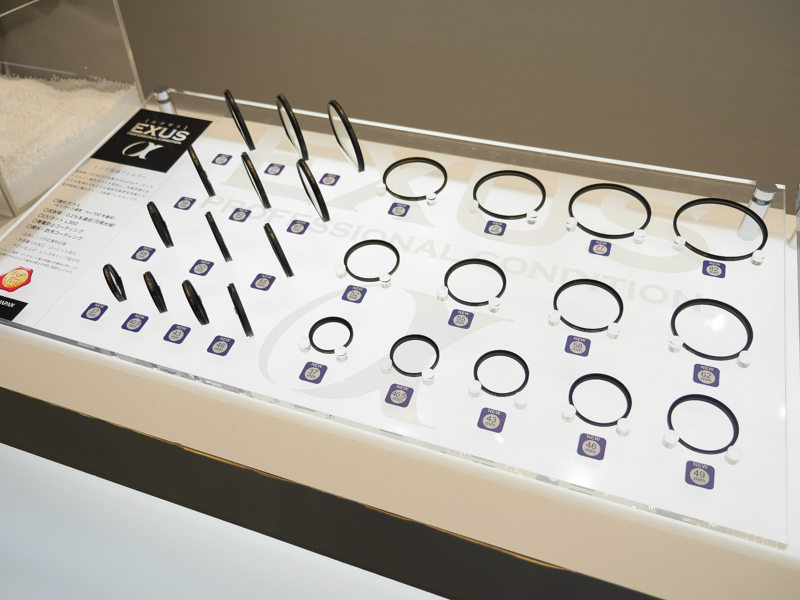 ミラーレス用の小口径から一眼レフ向けの大口径までラインナップされる