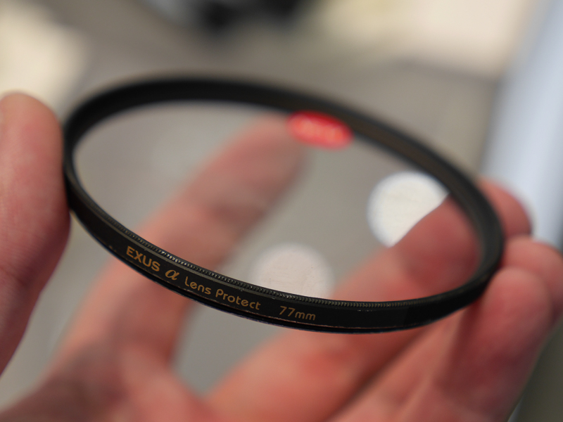 新製品は割れなかった。このフィルターはCP+の期間中300回ほど鉄球が当たっているがまだ割れていないとのこと