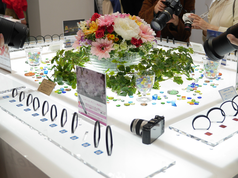 マルミのブースでは同社製フィルターを自由に試すことができる