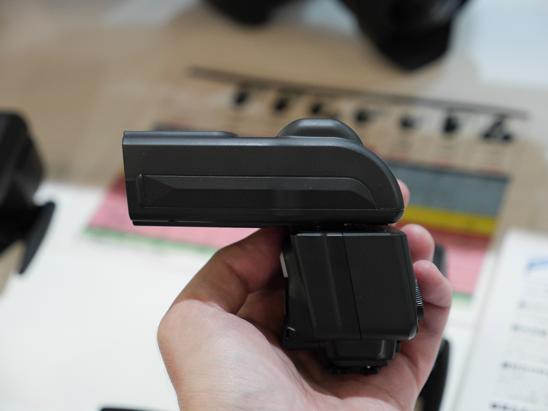 上部の盛り上がりは、ガイドナンバーアップに伴う大きなコンデンサーによるもの