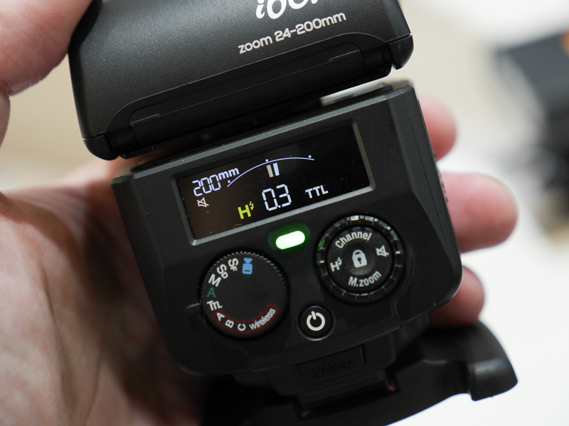 明るい場所でも見やすい仕様の液晶パネルという。