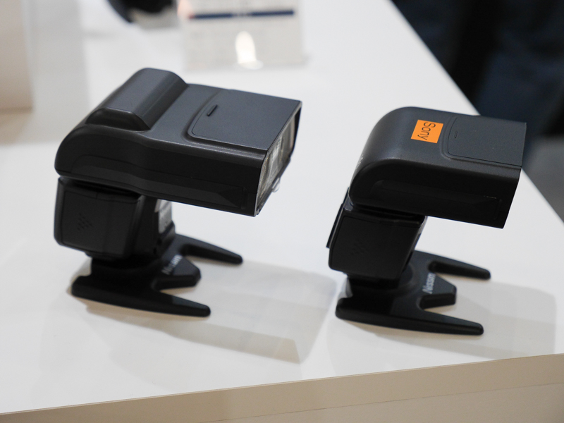 i40（右）との比較。一回り大きい