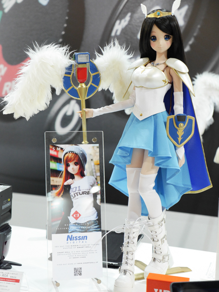 同社が制作したムービー「最後の閃闘士」の主人公、閃闘士リューネのドールも展示。