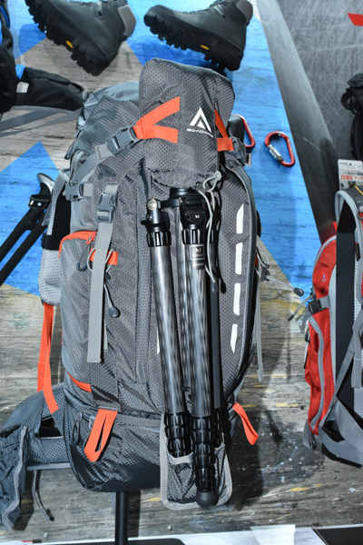 雲台カバーと、未使用時は収納できるポケットを使用して三脚を固定でき、その際にもバッグを立てることができる