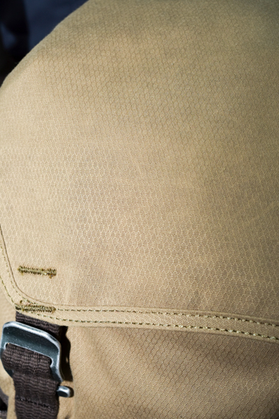 ワックス加工がされた生地。手触りは柔らかい