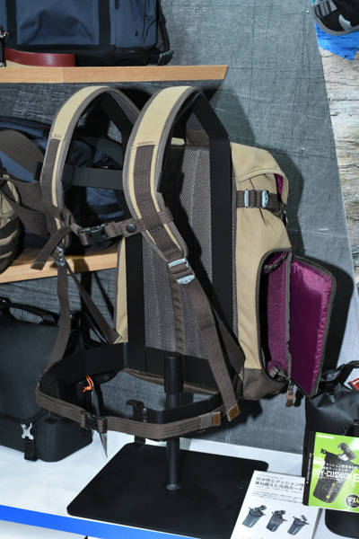 ウエストベルトやサイドアクセス構造など、現代風の構造も特徴