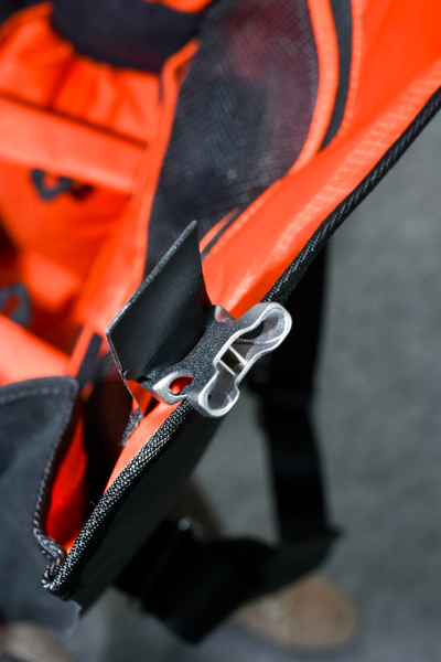 バックルがカメラに当たりにくいようになっている