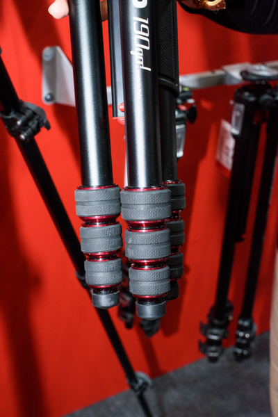 脚ブロックがツイストロック式（ナットロック）になった