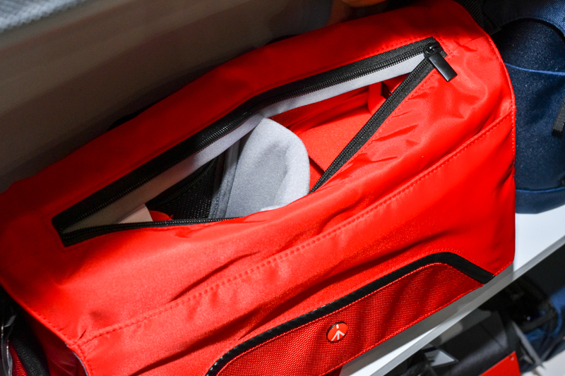 上面から線ファスナーを開けて内部にアクセスできる（全カラー共通）