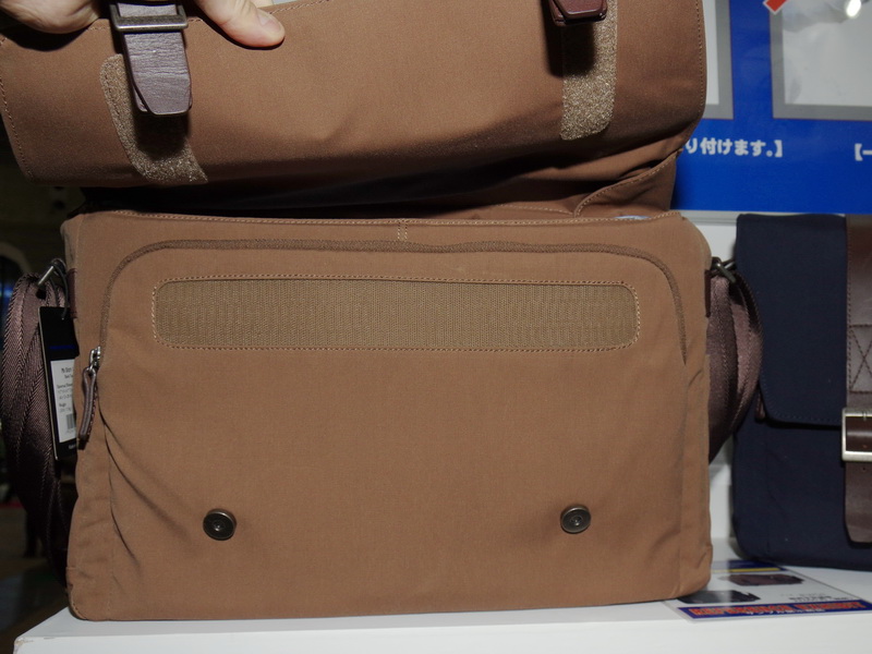 フラップは面ファスナーとマグネットで留めている