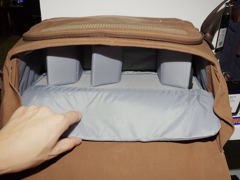 機材収納部。上面はクッション材で蓋ができるようになっている