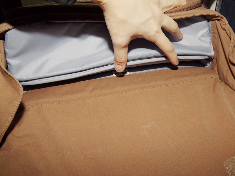 収納部の背面側にはタブレットやノートPCなどを入れられるポケットがある