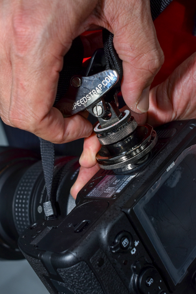 カメラプレート部分は容易に緩まない