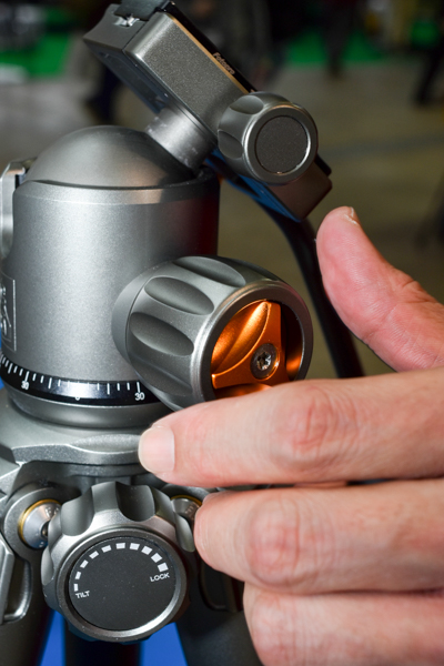 写真下の本体ノブを緩めると、雲台本体がティルトできる。パン棒を抜くことと、雲台のボール部分のフリクションを雲台ノブのオレンジ色の部分で超世できる