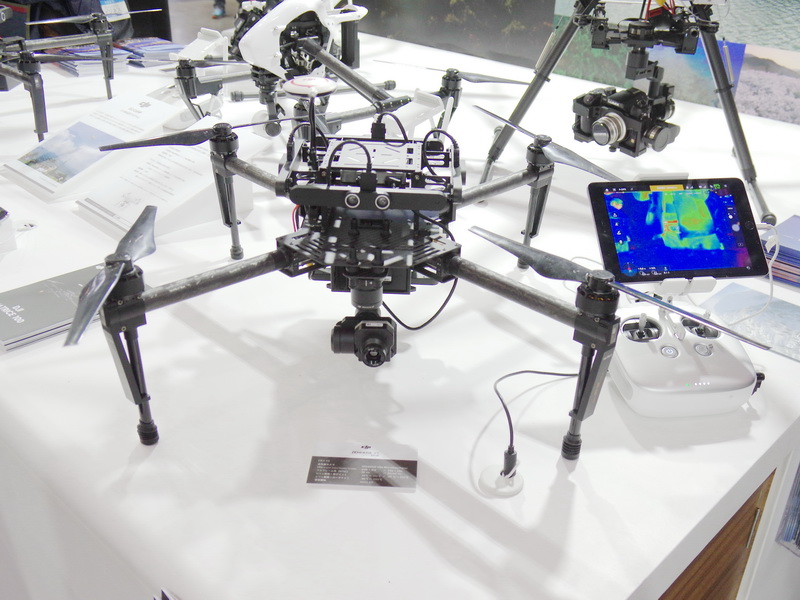 赤外線カメラ「ZENMUSE XT」を装着した開発者向けドローン「MATRICE 100」