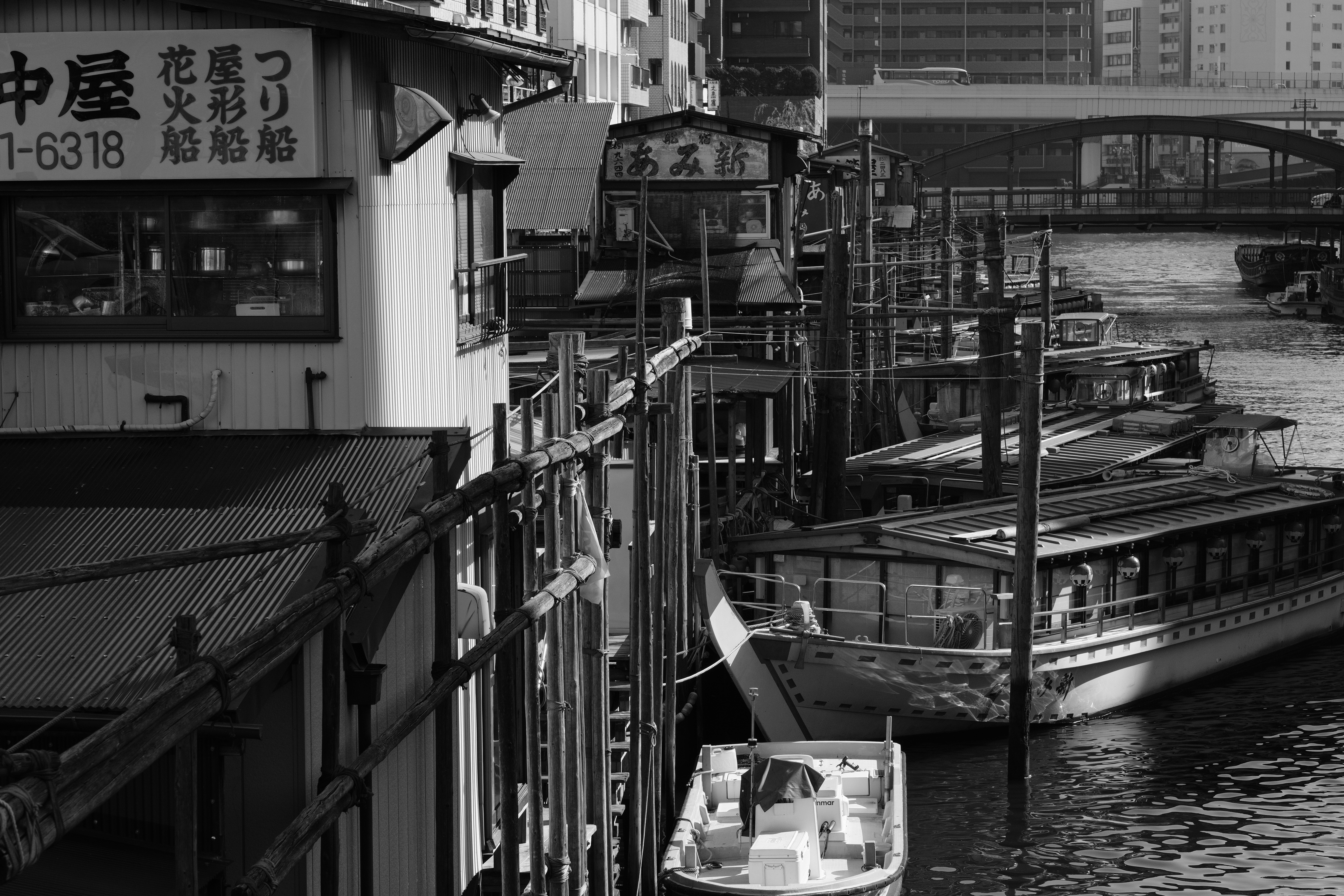 パラメータをデフォルトとしている。階調は極めて滑らかで、その再現性は見事。微妙なトーンの違いも美しい。モノクロでの撮影が楽しくなる仕上がりだ。XF56mmF1.2 R / ISO400 / F8 / 1/600秒 / ACROS